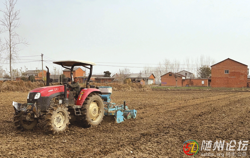 智能“一體機(jī)”上場 精準(zhǔn)化播種增效 ——隨縣推廣新型農(nóng)機(jī)保障秋冬播生產(chǎn)見聞